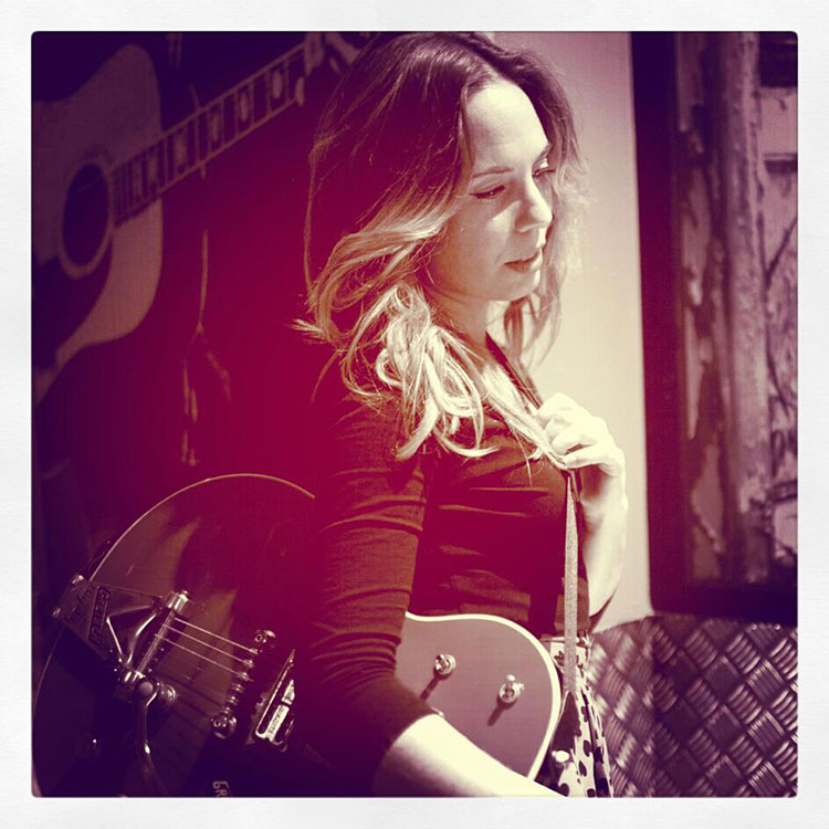 images/material_propio/Festival%20de%20Blues%20de%20Tomares/2026/Q_And_The_Moonstones/vicky-luna-q-the-moonstones-band.jpg